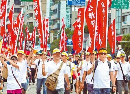 退休軍公教退撫金7月起調高2%，是2018年金改革施行後，首次啟動調整機制。圖為2016年監督年金改革行動聯盟以行動抗議政府對軍公教汙名化。（本報資料照片）