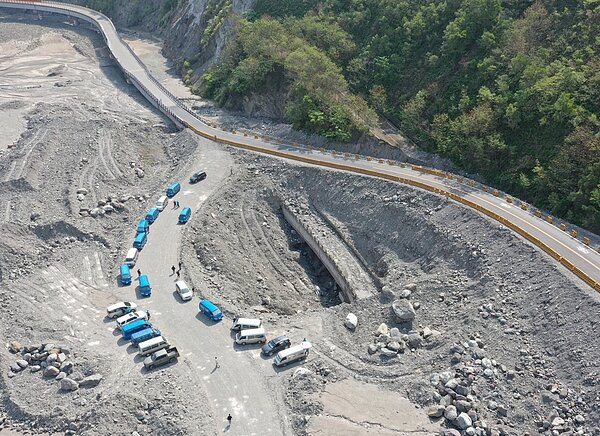 被視為台20線南橫公路「最後一哩路」的天池至向陽段,即將在4月底、5月初有條件通車。圖為明霸克露橋。圖/記者林澔一攝影