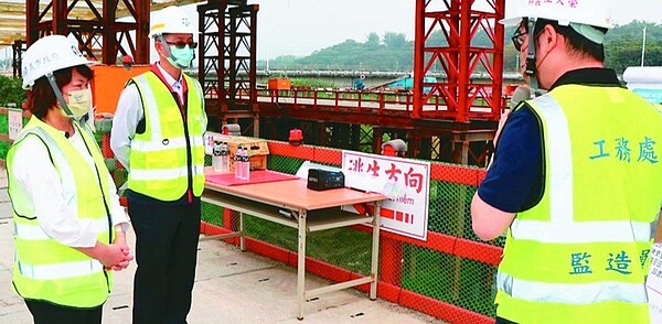 嘉義市長黃敏惠(左)視察盧山橋改建工程進度,提醒要做好防汛準備。圖/記者林伯驊攝影