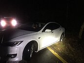 拖吊業者沒轍！500萬特斯拉受困山區　警方「土法煉鋼」解救