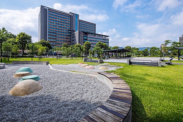 在土城,這塊媲美東京表參道的重劃區街廓,百米林蔭大道,數座公園綠地環抱,超高綠覆地,讓你盡享無邊綠意