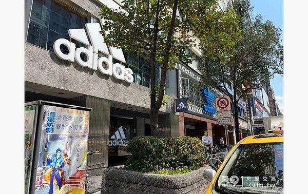 位於捷運忠孝敦化站出口旁的愛迪達忠孝經典門市,房東近日也委託房仲上591房屋交易網求售。圖/業者提供