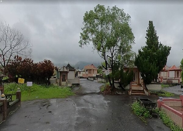 法務部行政執行署花蓮分署將於12日拍賣吉安鄉的兩筆土地,因毗鄰公墓,土地上現有42座墓基。圖/花蓮分署提供