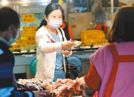 物價壓力擋不住,支出增加項目中以食物類增加最多,家庭主婦花錢更要精打細算。(本報資料照片)
