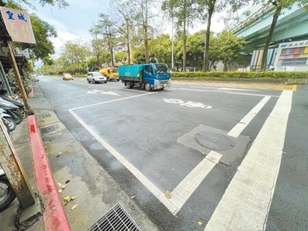 北市塔悠路、健康路口慢車道有畫直行與右轉標線，民眾開車直行卻遭舉發。（黃婉婷攝）