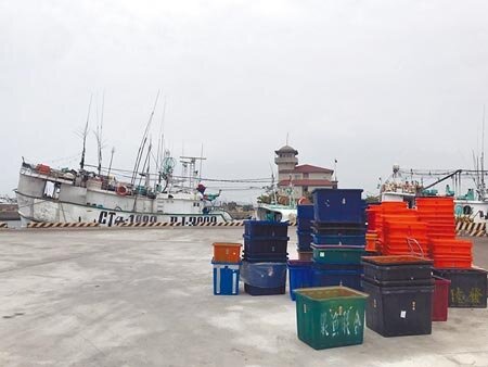 屏東琉球鄉民過世後欲火化,遺體都運至新園鄉鹽埔漁港臨時貨運碼頭上岸,但今年因換業者承包身後事,改運至補給碼頭上岸,引發漁民不滿。(謝佳潾攝)