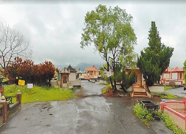 花蓮男子積欠200多萬遺產稅， 拍賣標的毗鄰永興村公墓，地上有42座墓基位，標的物特殊。（行政執行署提供／王志偉花蓮傳真）