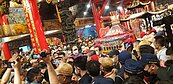 大甲媽遶境起駕馬英九扶轎　萬人簇擁多人摔倒