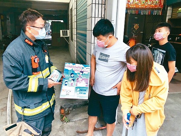 高市消防員利用救災後的時間,推廣防災觀念和住警器效用。記者張議晨/翻攝