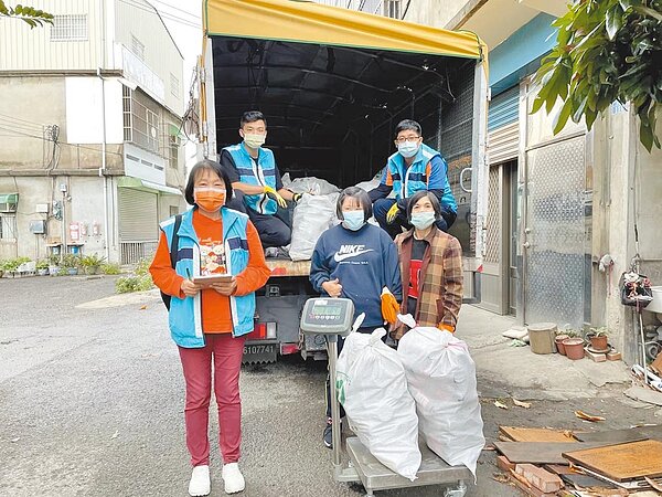 新竹市登記列冊關懷的資源回收個體戶共計386人,過去市府皆有關懷計畫,2022年再增2項關懷新作為。(新竹市府提供/邱立雅竹市傳真)