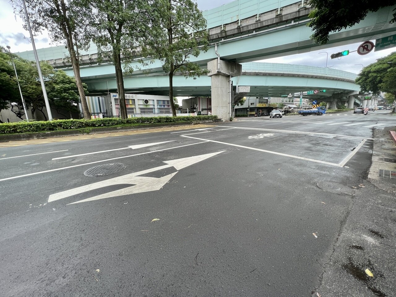 北市塔悠路、健康路口的慢車道上竟畫上直行與右轉箭頭標線,民眾遵循直行後卻遭舉發。記者鍾維軒/攝影