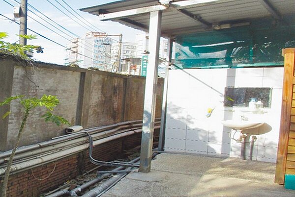 有縱火、竊盜前科的林姓男子8日中午以上廁所為由,翻出八德外役監位於廁所旁的圍牆逃逸。(八德外役監提供/賴佑維桃園傳真)