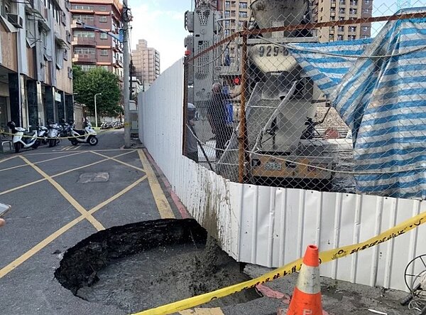 新北市新莊警分局新莊派出所改建工地,今天下午3時30分,驚傳基地旁路面坍塌。圖/讀者提供