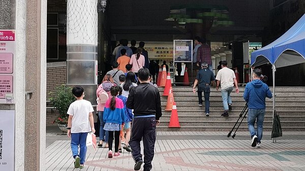 許多家長帶小孩返校接受採檢。圖/民眾提供