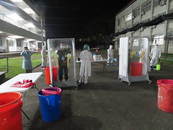 嘉義縣今天公布9例確診案例，包括精忠營區居隔中陰轉陽7案，另2案均為他縣市確診者接觸者，匡列隔離中確診，已送醫治療。圖／嘉縣府提供
