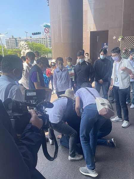 歌手張惠妹相隔7年日前重返小巨蛋舉辦演唱會,「震動效應」仍擾民,松山區中華里長游里長游吉興上午前往市府靜坐陳情,副市長黃珊珊到現場安撫。圖/讀者提供