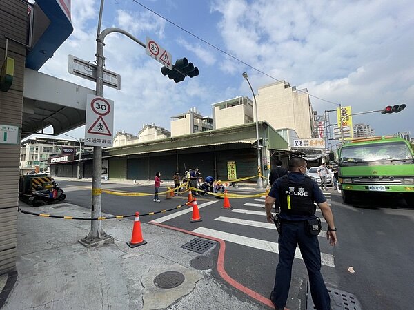 鳳山分局線上警網到場指揮交通,並拉出封鎖線警戒。圖/記者石秀華翻攝
