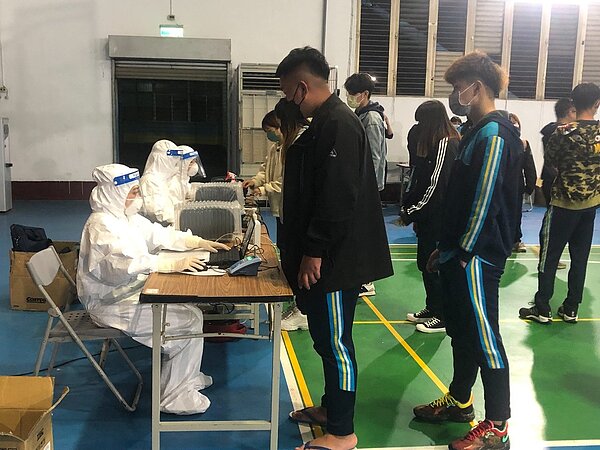 新竹縣仰德高中採檢狀況。圖/新竹縣政府提供