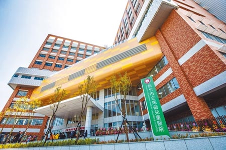 新竹市立馬偕兒童醫院9日熱鬧揭牌，預定9月1日營運。（羅浚濱攝）