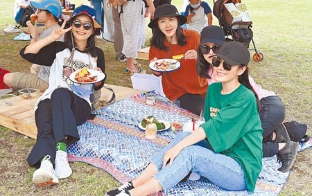 台東慢食節9日在成功鎮海濱公園登場，民眾席地而坐，享受來自太平洋的豐盛海味。（莊哲權攝）