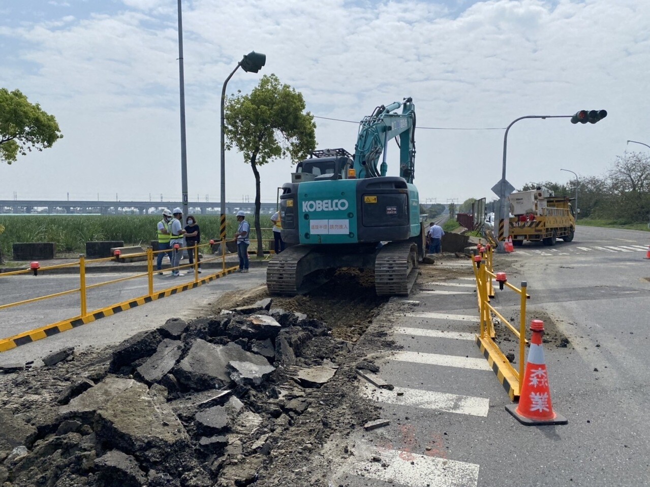 台糖蒜頭糖廠五分車延駛高鐵嘉義站軌道建設，目前進行跨越省道台18線軌道鋪設。記者魯永明／攝影 