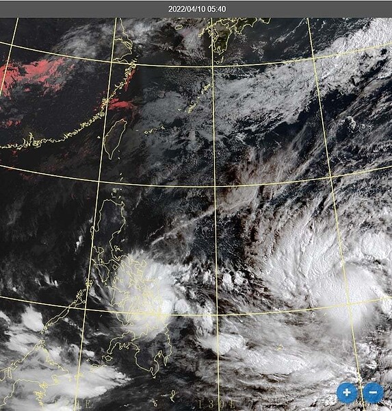 鄭明典表示,衛星雲圖右下的大雲團,明顯的旋轉特徵,是馬勒卡颱風。左側另外有一個略小的雲團,也有明顯旋轉特徵,現在還是個熱帶性低氣壓,看這雲型,很快會升級為颱風,今年第2號颱風。圖/取自鄭明典臉書