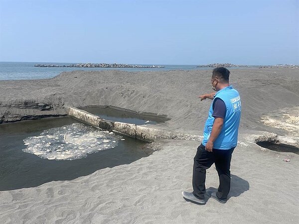邱于軒服務處會同養工處到現場勘查。(市議員邱于軒提供/洪靖宜高雄傳真)