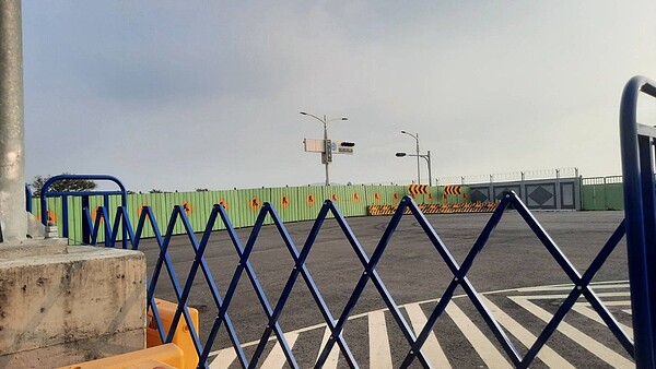 新台17線北段高雄市橋頭典昌路至楠梓德民路目前已完成瀝青路面鋪設,有望6月前通車,而德民路以南至左營南門圓環段因穿越軍事用地,還有待與軍方協商。圖/記者陳玫伶攝影