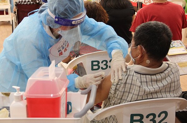 專家認為,發獎勵很難催出長輩施打,但仍然要做,因疫情仍在社區擴散,長輩隨時都會被感染。聯合報系資料照