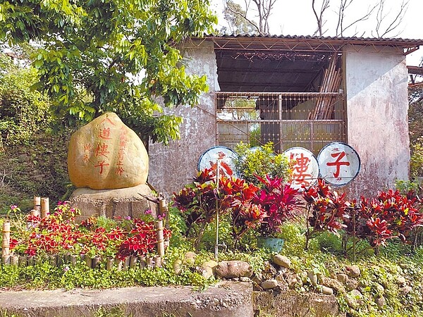 豐原「萬里長城」自921大地震後荒廢至今，但八道樓子題字大石仍屹立不搖。（市議員陳清龍提供／陳淑娥台中傳真）