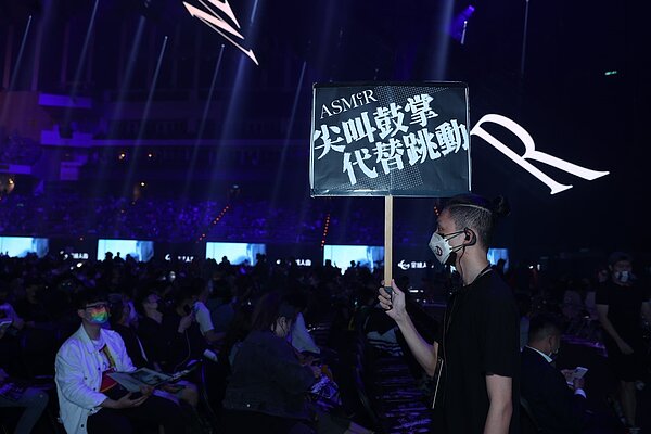 張惠妹小巨蛋演唱會場內,全程皆有工作人員提醒粉絲勿跳動,但附近居民仍向北市府陳情,抱怨「人為地震」擾民。圖/聲動娛樂提供