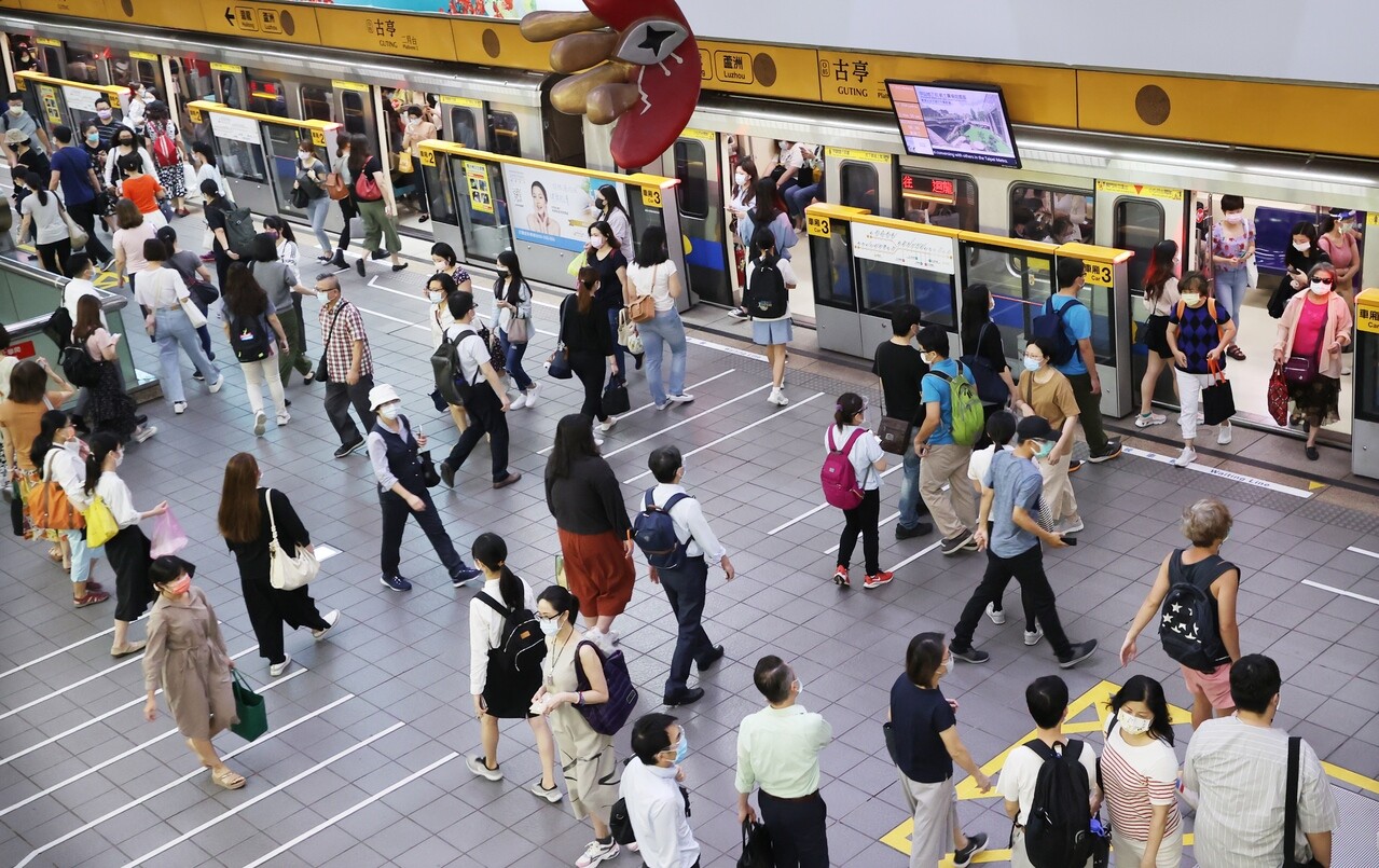 陳時中表示，若在工作場所接到衛生單位通知為居家隔離對象，因效力從接到電話時起算，因此民眾應佩戴醫用口罩立即返家隔離，禁止搭乘大眾運輸，並留在家中或政府指定的範圍內。示意圖／聯合報系資料照 