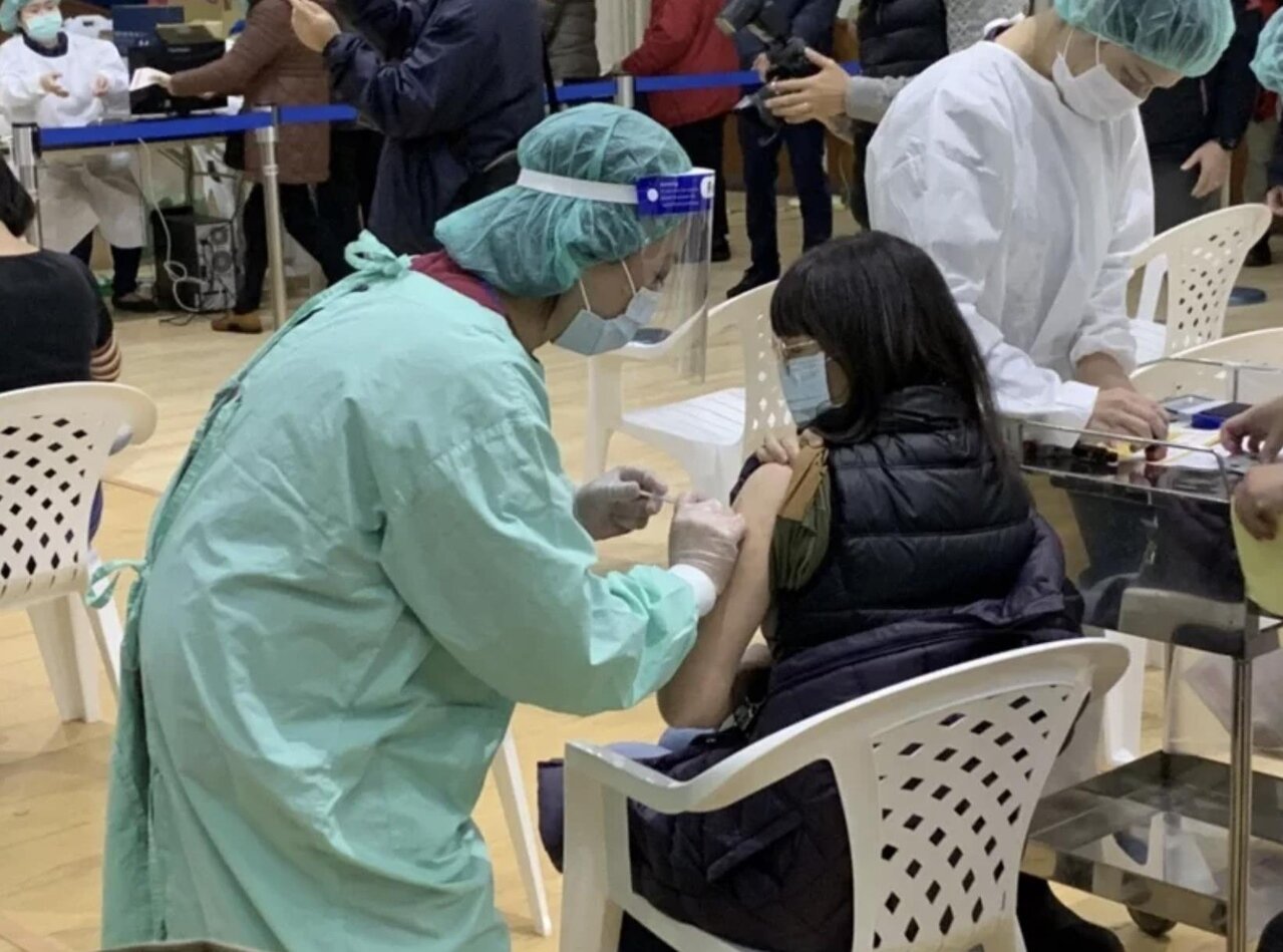 據了解,指揮中心正規劃輕症居家照護草案指引,同住家人若接種三劑疫苗可正常上下班。示意圖/聯合報系資料照