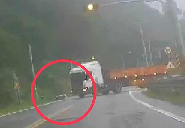 蘇花改完工後留了一條驅離車道給南澳鄉金洋及武塔居民進出,不方便又危險,去年11月曾發生砂石車與機車對撞的死亡意外,居民要求一條安全回家的路。圖/讀者提供