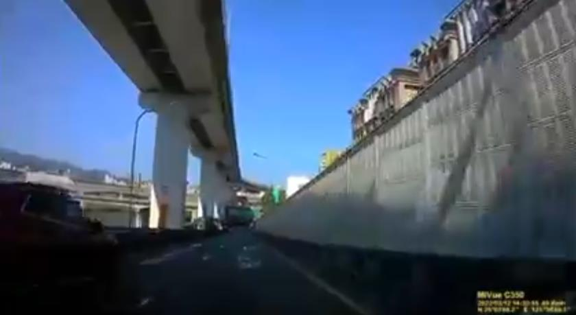 有民眾日前開車行駛台北市環東大道，突然天外飛來大落石，讓駕駛嚇一大跳，還好沒有意外受傷，卻讓民眾光修車就花2萬多元。圖／北市議員李明賢提供