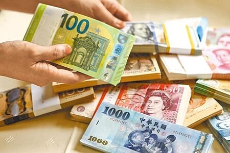 俄烏戰事掀起全球通膨,也讓美元強勢再起,而非美貨幣走勢分歧,歐元、英鎊、日圓疲軟,澳幣、人民幣轉強。(本報資料照片)