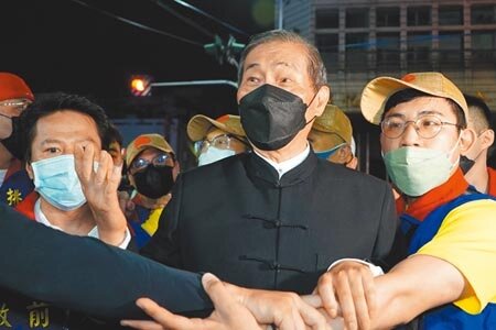 台中大甲鎮瀾宮媽祖鑾轎9日行經彰化時,中華統一促進黨總裁張安樂疑要搶轎遭警方制止。(吳建輝攝)