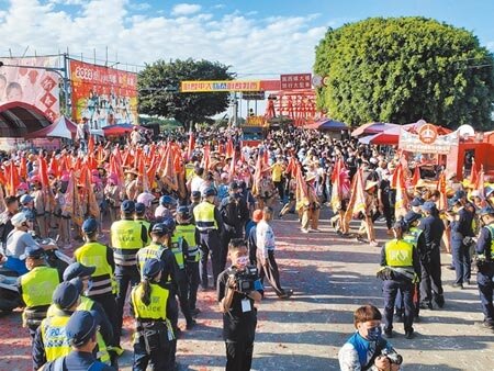 
雲林縣民眾熱情迎接大甲媽祖遶境，今年人山人海信徒中，有一群穿螢光背心的警察特別顯眼，雲林縣警局部署500名警力。（周麗蘭攝）

