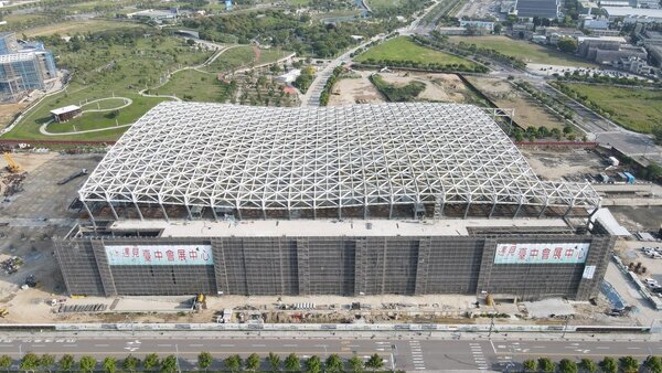 台中國際會展中心第一、二期同步施工，力拚20年完工。圖／台中市建設局提供
