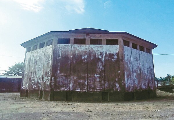 後壁農會「八角倉庫」塵封許久,近日重見天日,農會將活化,讓老建物呈現更多在地故事。圖/後壁農會提供