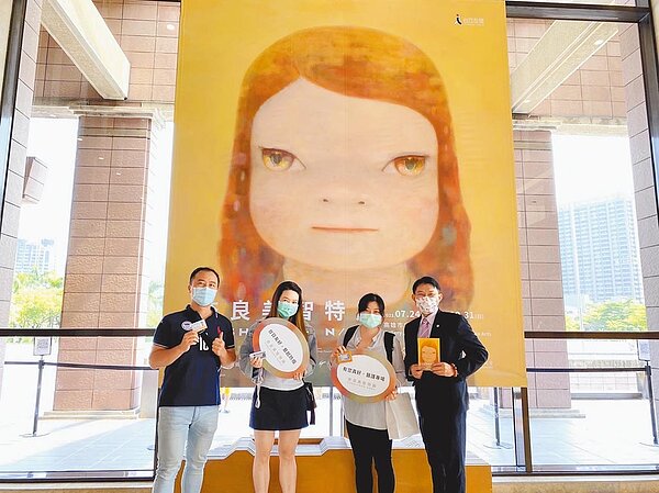 高雄市長陳其邁爭取日本當代藝術大師奈良美智畫作《朦朧潮溼的一天》留在高雄市立美術館。圖為去年觀眾參觀高美館《奈良美智特展》。（高美館提供／柯宗緯高雄傳真）