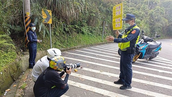 太平警分局針對長龍路段實施交通大執法，本次執法亮點也特別對在路旁捕捉車輛過彎的「追焦手」實施舉牌勸導。（太平警分局提供／馮惠宜台中傳真）