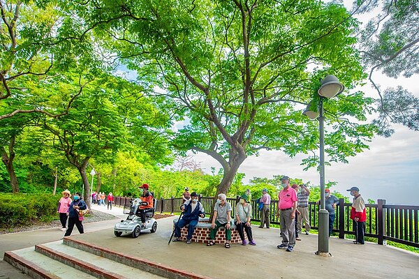 「鎮興里步道意象再造工程」改善步道周邊設施，並設置休憩平台。圖／桃園市政府提供