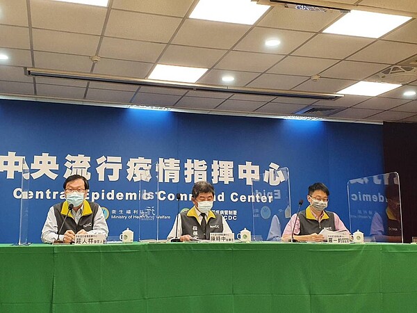 輕症在家送藥方案如何進行,指揮中心舉行記者會說明。記者會出席名單由左到右指揮中心醫療應變組副組長羅一鈞、疫情監測組組長周志浩、指揮官陳時中、發言人莊人祥。記者楊雅棠/攝影