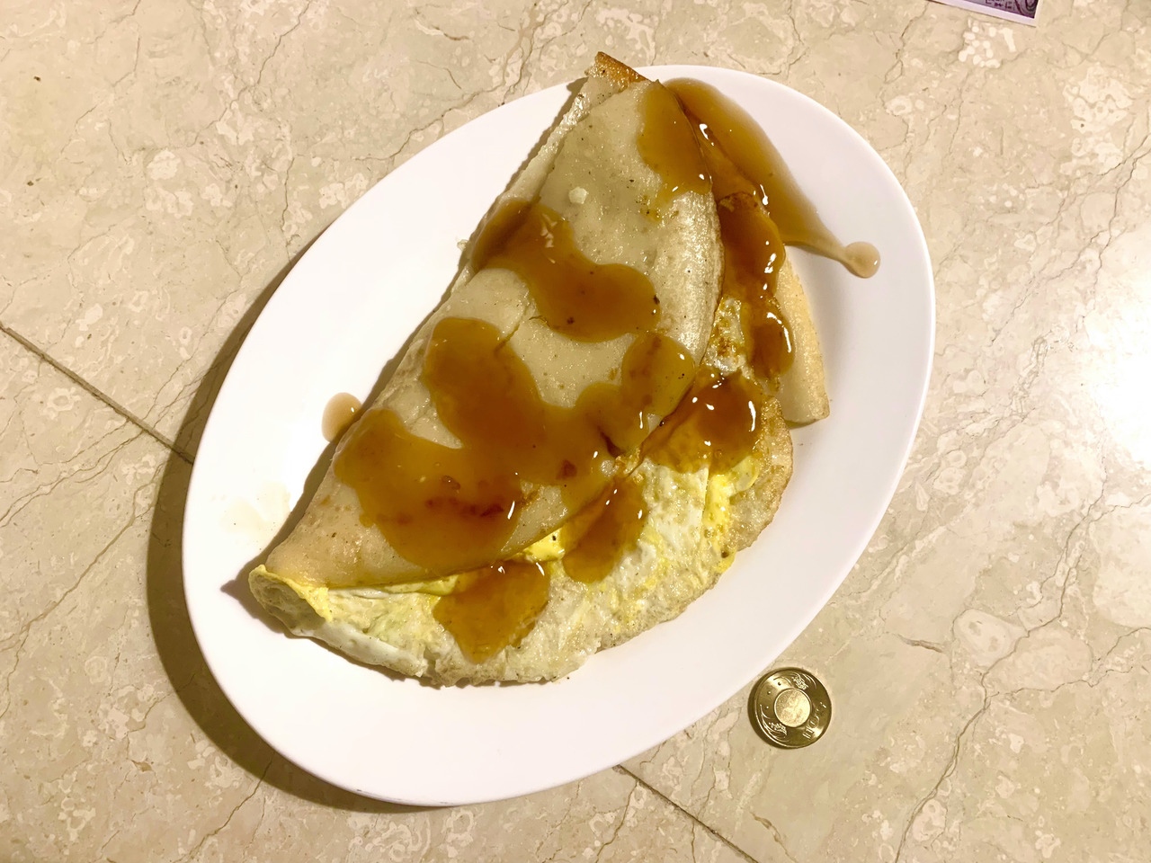 在地新竹民眾分享竹科的60元粉漿蛋餅，雖價格比起市售還貴卻份量感十足。記者巫鴻瑋／攝影 