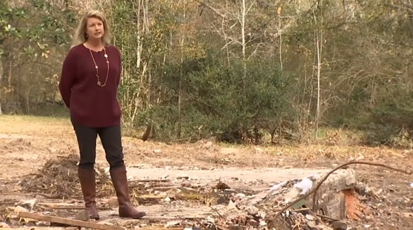 女子老家無預警遭拆除。圖/取自youtube