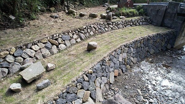熊空橋護岸修復完成,師法自然維繫生態。圖/新北市農業局提供