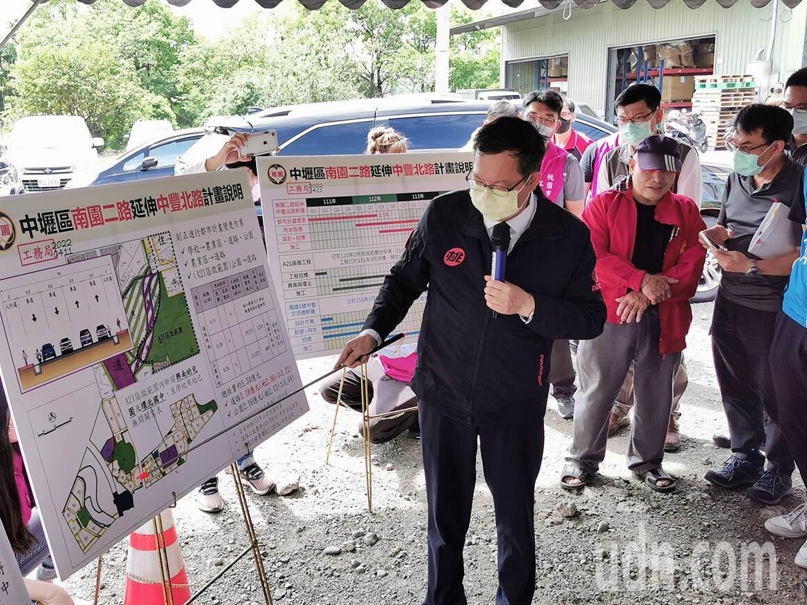 桃園市長鄭文燦（中）說明南園二路打通及中豐北路交流道計畫進度。記者曾增勳／攝影 