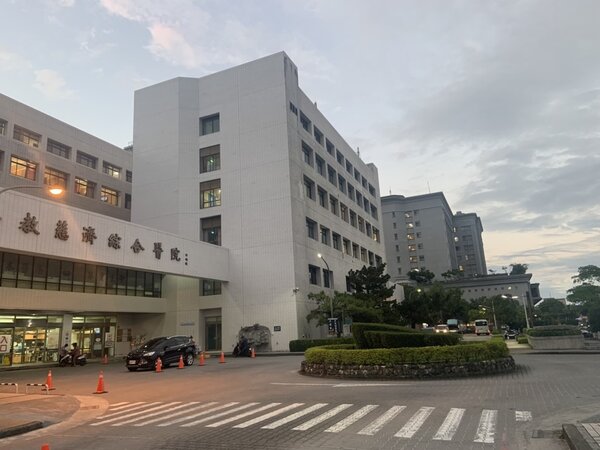 花蓮慈濟醫院疑爆院內感染，有14名護理師及病患確診。記者王思慧／攝影 