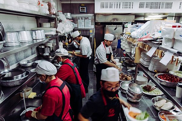 阿霞飯店的台南三井店受到疫情影響,業績掉了不少。圖/阿霞飯店臉書